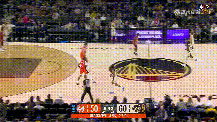 勇士老将追梦格林终于铁树开花了！在今天勇士主场迎战快船的比赛中，当时比赛进行到了