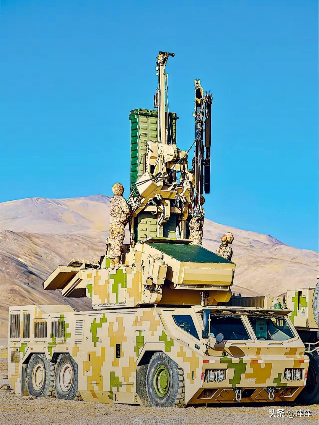我国红旗-17A近程防空导弹装填车亮相高原演训场，迷彩涂装与荒漠环境高度融合。该
