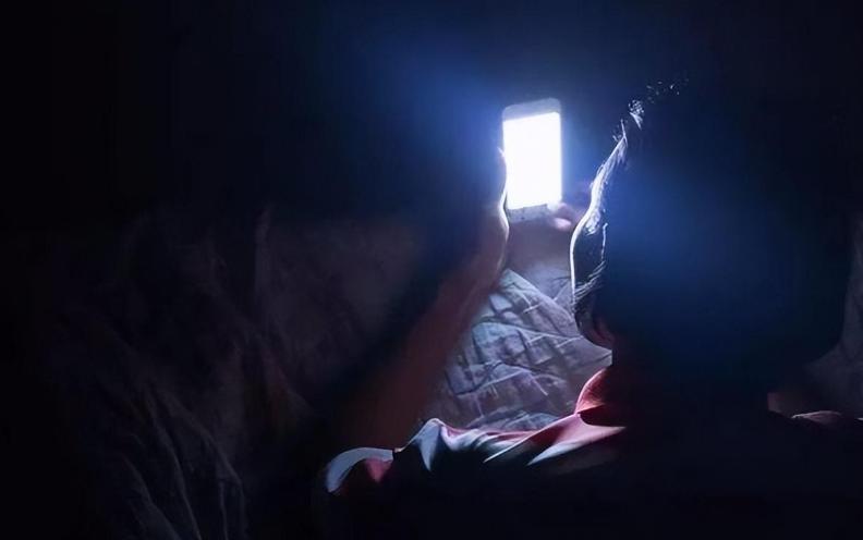 你有没有过这样的经历，深夜躺在床上，手机屏幕亮度已经拖到了最左边，可那团光还是像