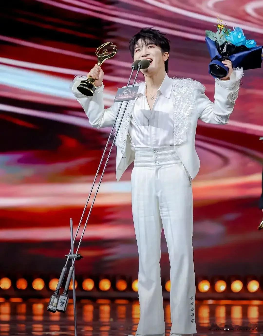 周深谢粉丝，把我整不会了。

别人谢粉丝：感谢支持。他谢粉丝：“谢谢你们带我去看