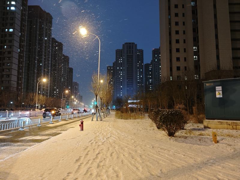 2026年的首场寒潮带来的最强降雪，那场面简直震撼。我身处的这座城市，一夜之间就
