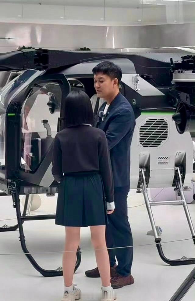 从节目里的“带娃飞”，到现实中真·上天飞，村长和阿拉蕾也太好磕了。阿拉蕾长这么高