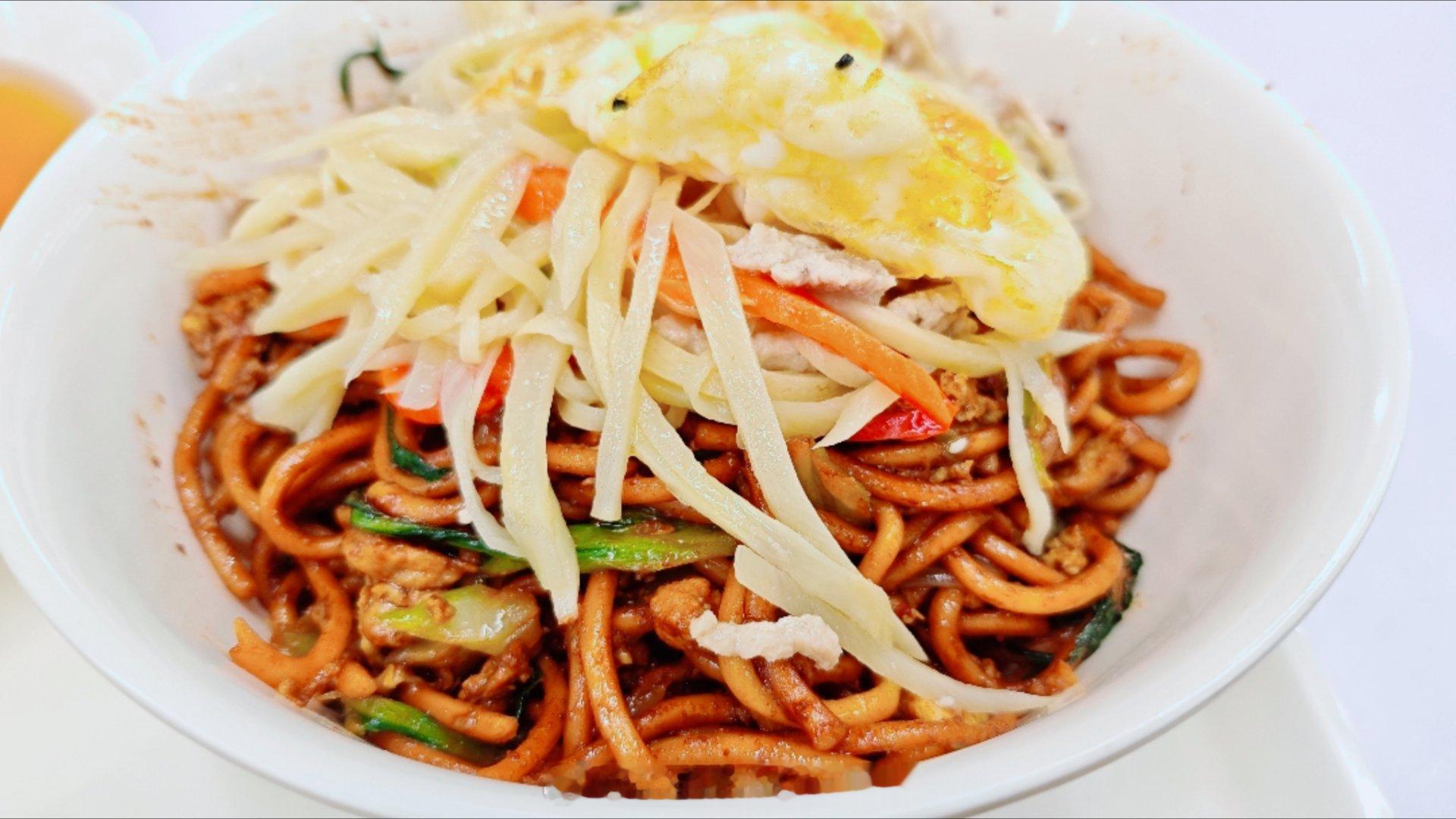 怪不得今天单位食堂。吃面的地方一个人都没原来只供应炒面 算上两个浇头花了20还特