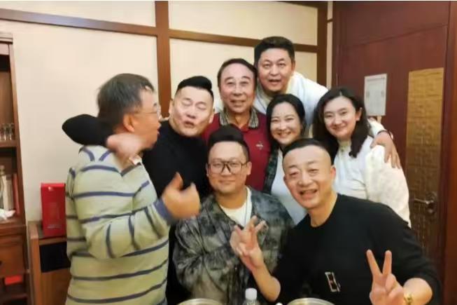 瘦了的贾玲，也显老了不少啊!
43岁的贾玲参加师父冯巩的生日宴，减肥后的她并没有