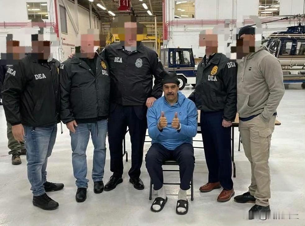 给他放个曲儿他是不是还能跳上一段？