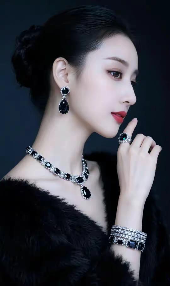 无愁有愁
中产家庭条件优，
穿衣吃饭寢无愁。
伊人外出三年整，
相思之苦谁解忧。