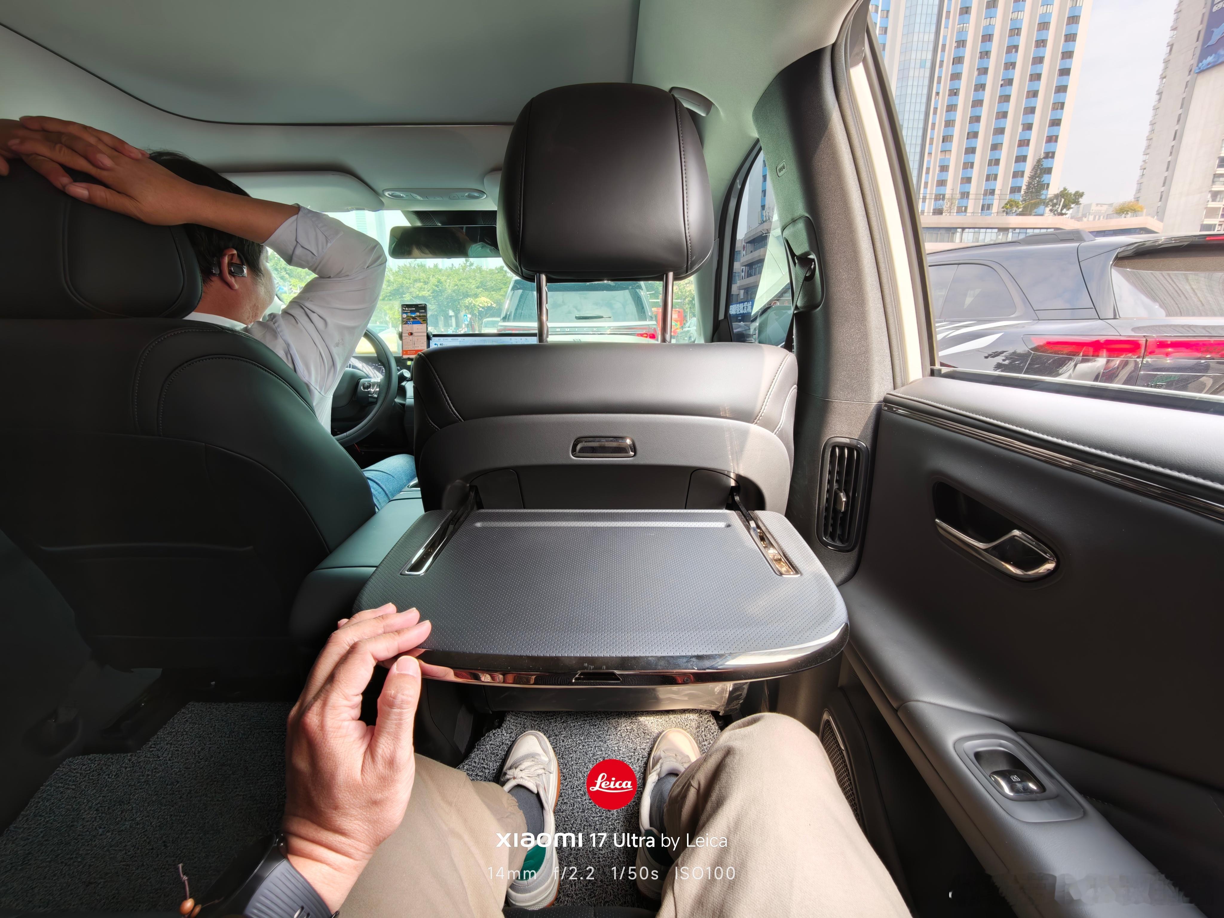 当网约车也有小桌板，真是牛马的最佳搭子。 广州