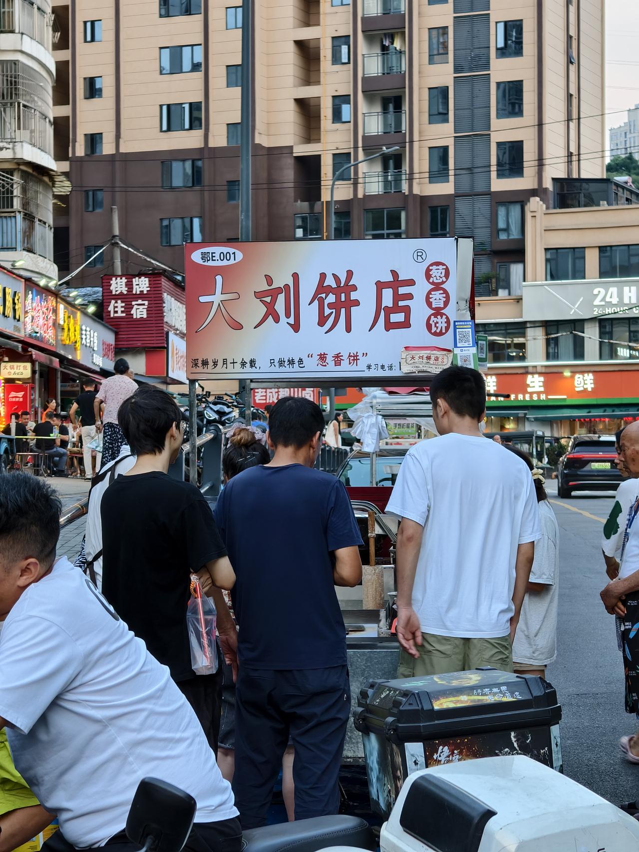 在港窑路立交桥附近，一个流动餐车天天在那里卖烙饼——大刘葱香饼，购买的人每天都排