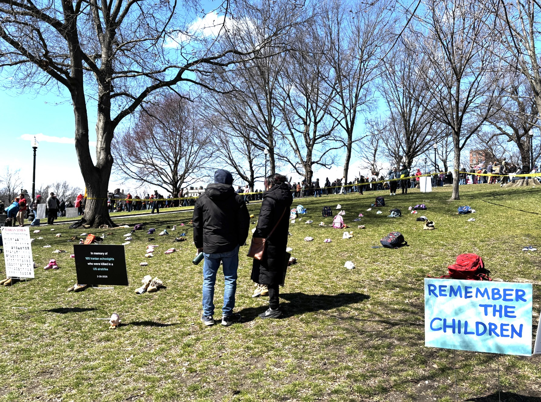 🔻美国波士顿 NO KING 纪念活动中，人们悼念在美国空袭伊朗中丧生的伊朗孩