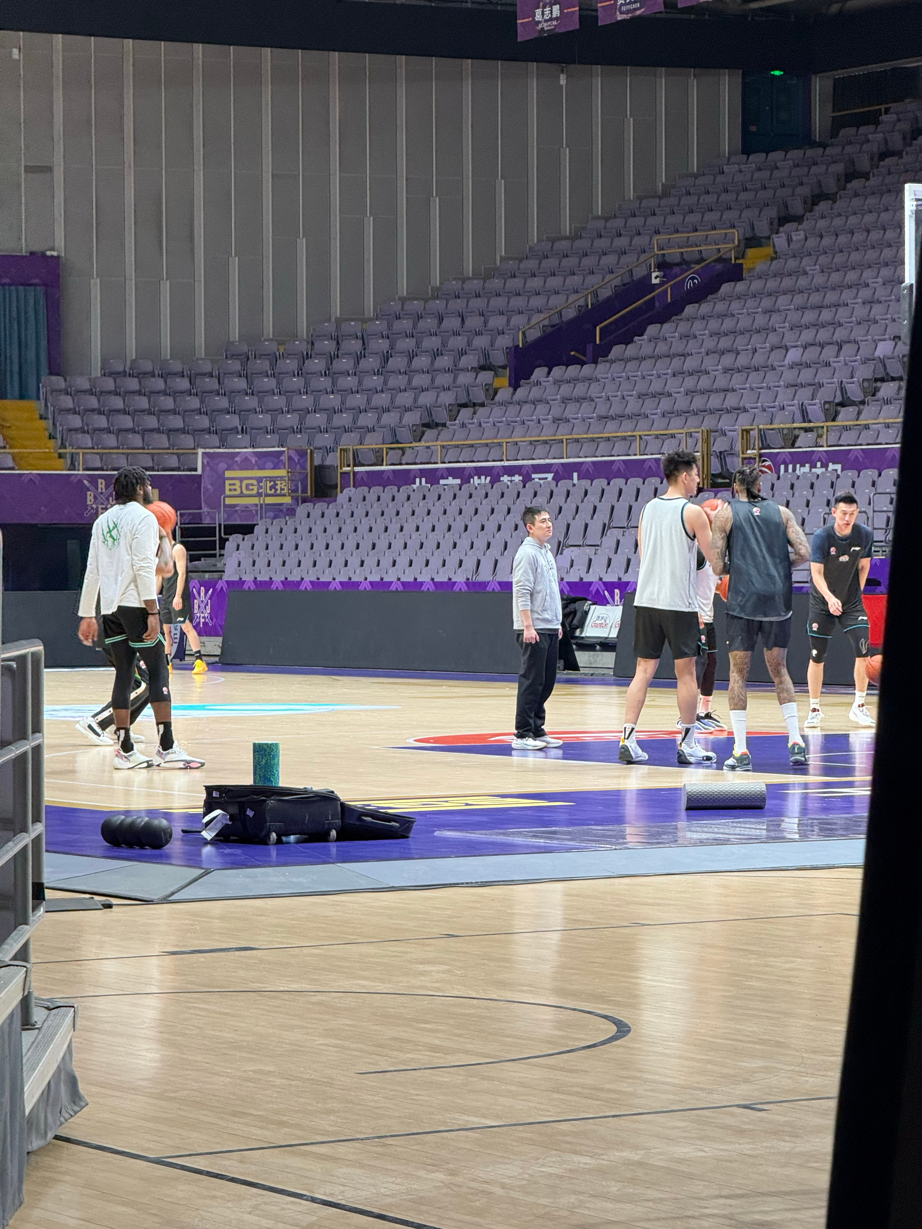 辽宁男篮 昨天航班延误，下午的训练被迫取消。今天上午辽宁队提前半个小时来到球馆训