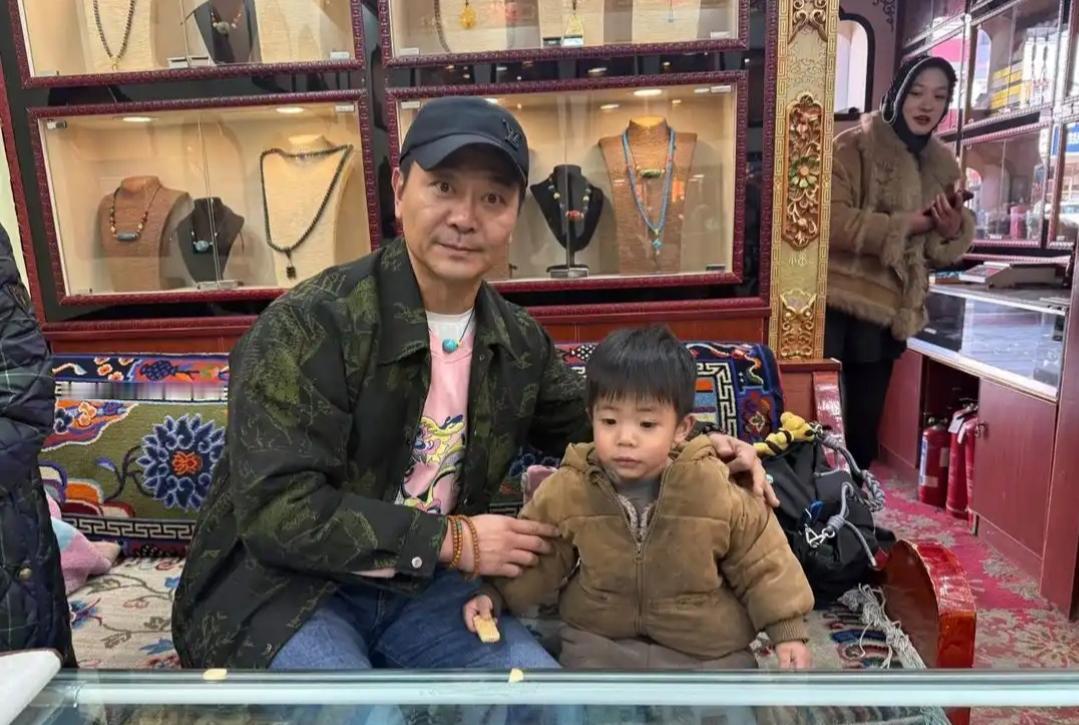 著名演员吴樾现身西藏旅游，和粉丝小朋友合影留念，49岁吴樾看起来精神抖擞，状态超