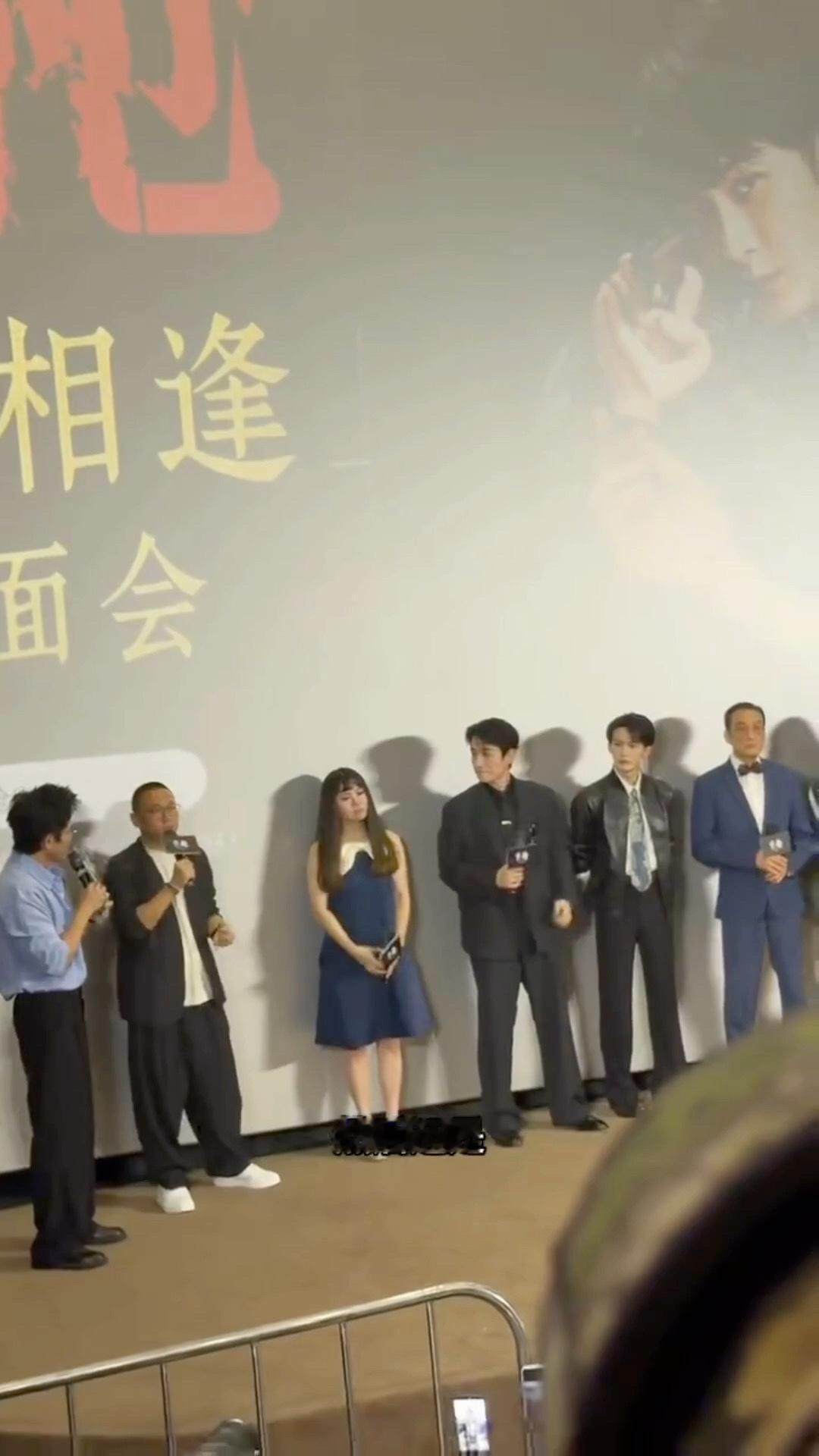 朱一龙倒吊戏拍到毛细血管破裂 谁懂啊！路演这段幕后听得心里一紧，忍着面部不适拍完