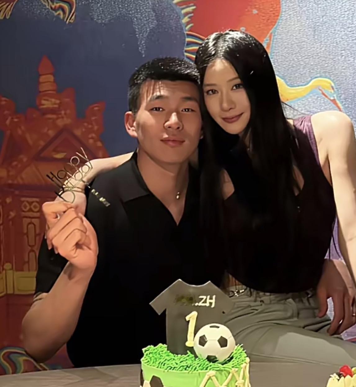 马镇：斯晶，咱俩这恋爱谈了这么多年，终于要把证领了，我这心里现在还砰砰跳呢。一会