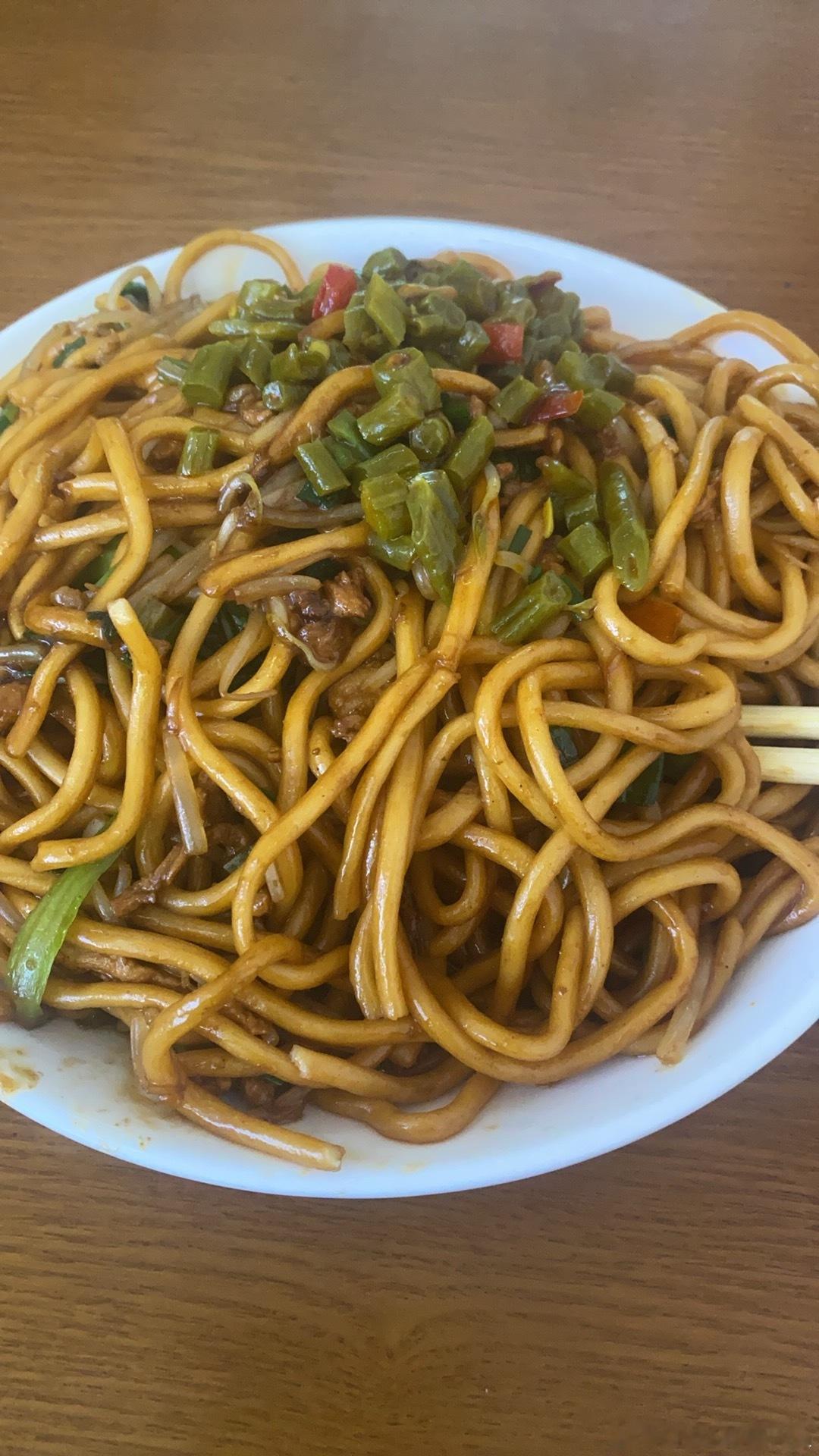 说起安庆的地道美味，安庆炒面绝对是当之无愧的一绝，藏着皖江小城最治愈的烟火滋味，