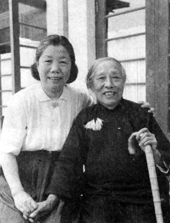 邓颖超同何香凝合影