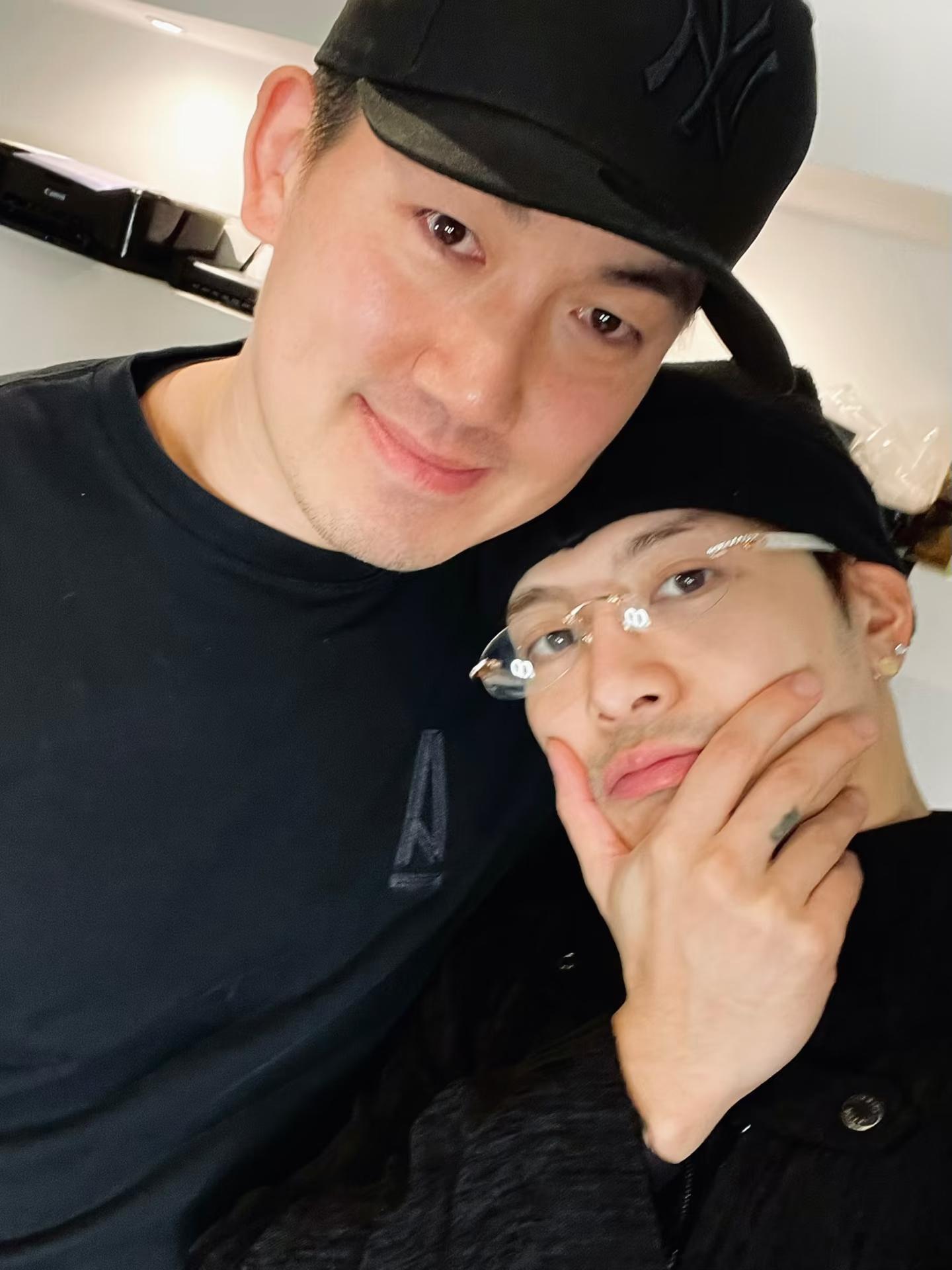 小嘉依人好想知道到底那天在纹啥王嘉尔什么时候公布下 