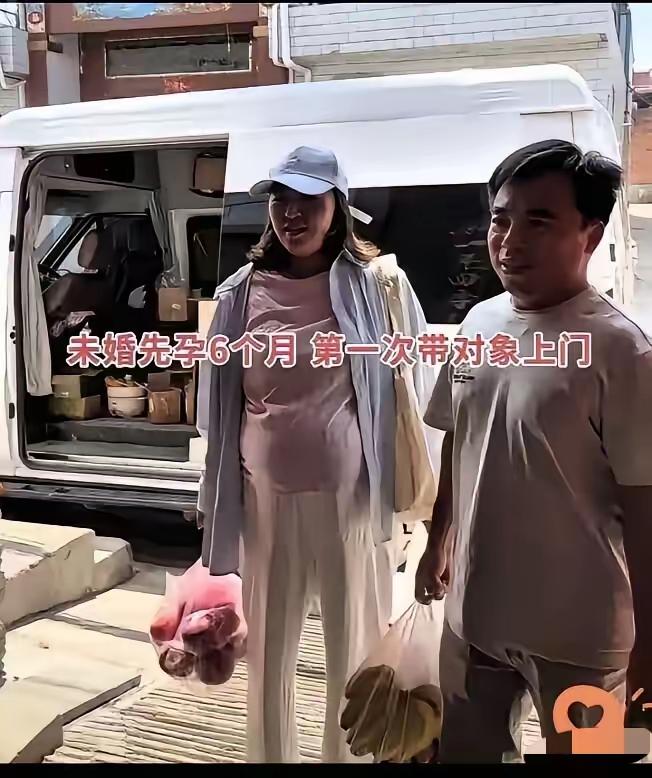 河南郑州这件事，看着就让人着急。27岁的小文在网上认识了42岁的王某。两个人只聊