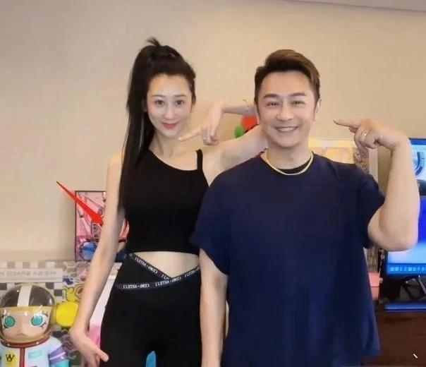 生了好几个孩子 肚子还平坦光滑 真是羡慕 