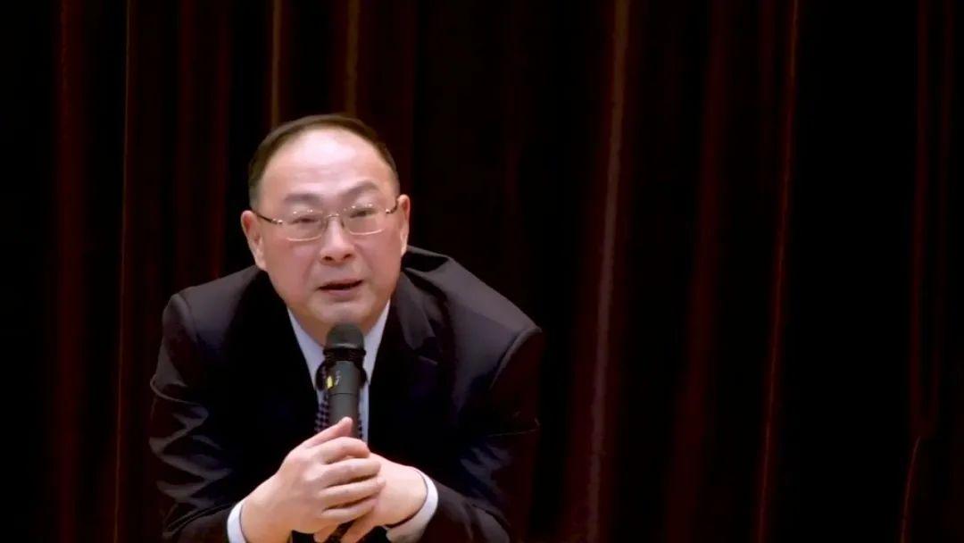 世界上数得出的有核国家九个，四个在中国隔壁。

中国另有十四个陆上邻居，六个隔海