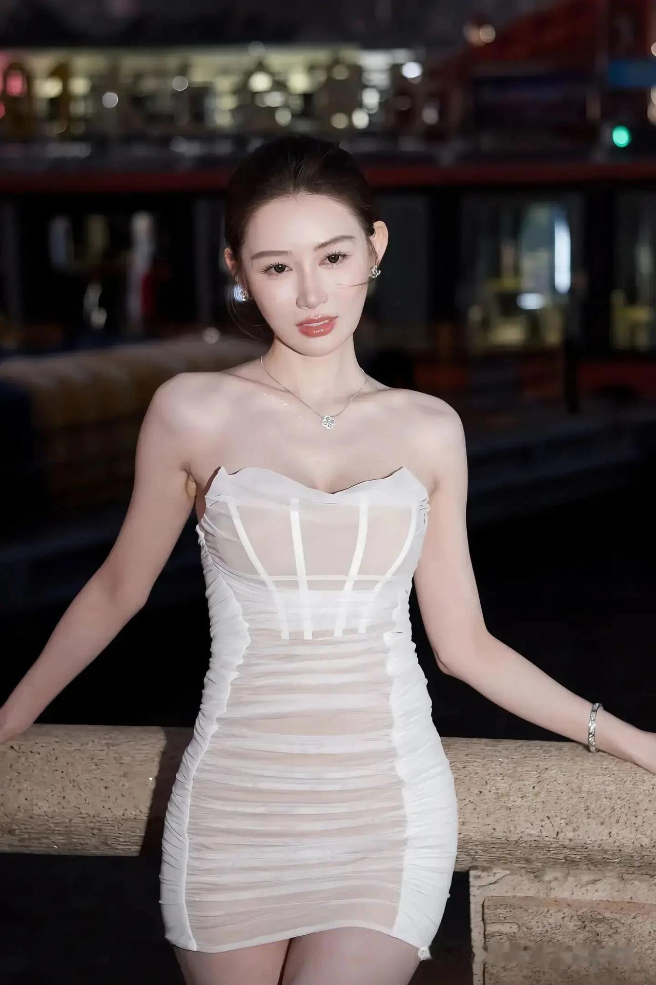 都市夜景下的优雅白裙美人，时尚与魅力的完美结合。
车模敏敏，肤白貌美大长腿[祝福