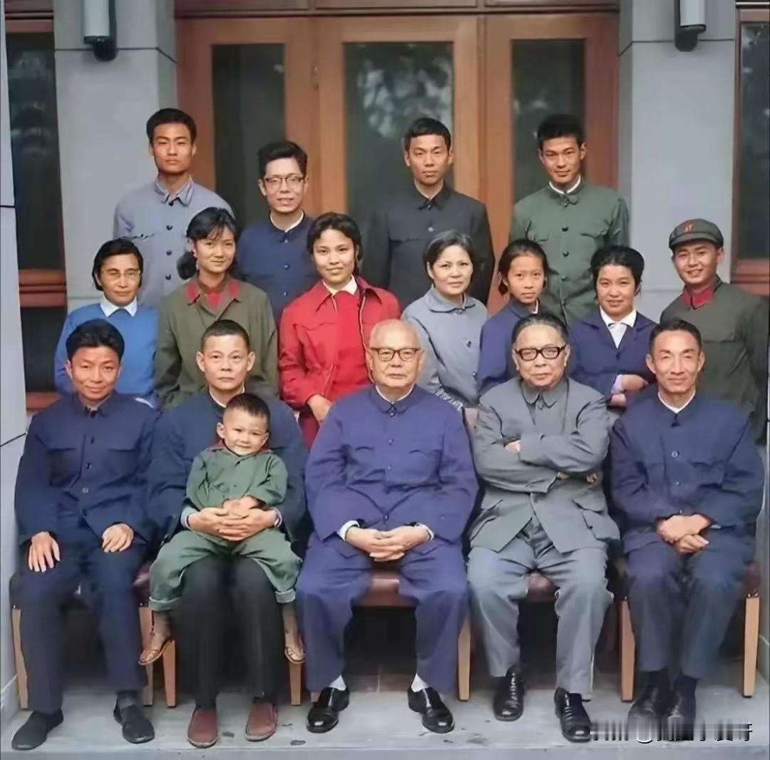 王铎：这真是轰轰烈烈的一家人
照片上的人越多，读起来越细。这个时代的人，从穿戴，