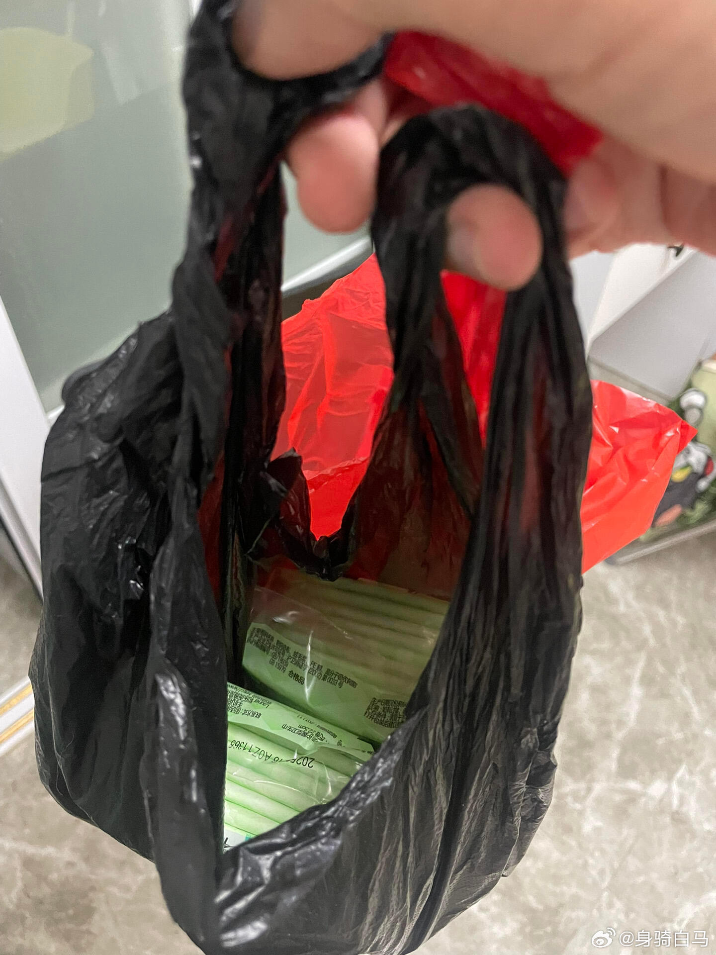 买的卫生巾，送来时用黑袋子装着，外面再套了一层红袋子医用级卫生巾