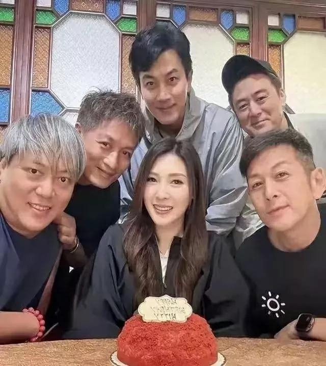 50 岁刘恺威近照惊艳全网！同龄人均现中年感，他却活成 "逆生长教科书"
一组同