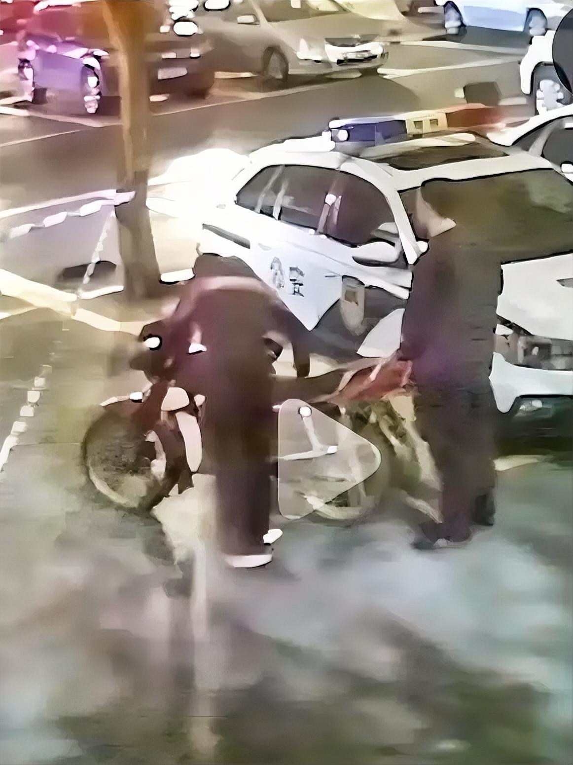 警察同志好样的[赞]，下班了，还加班立个功！
警察同志夜里三点下班回家，路遇一男
