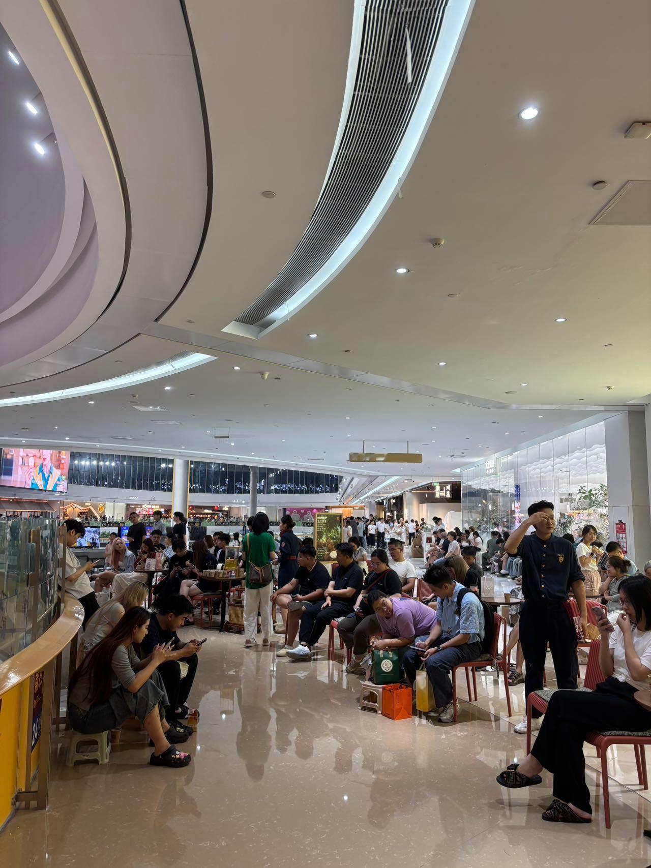 在北京为吃火锅能有多拼 北京人对火锅的执念真的藏在排队里😂商场火锅店高峰等位几