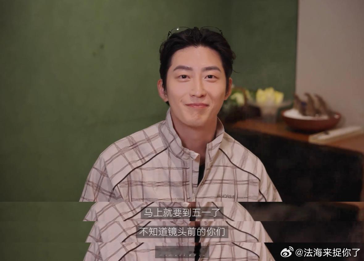 窦骁的度假氛围感给到夯度假挥杆高尔夫，随性自在，慵懒松弛感直接拉满。窦骁开车这块