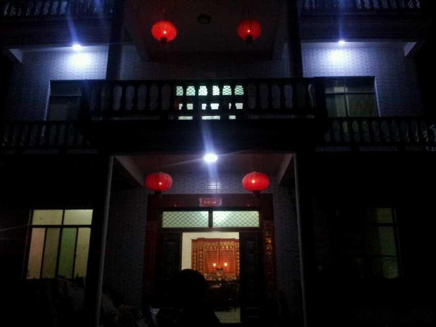 在摩天大楼，渴求自由！想回家，想团聚。 