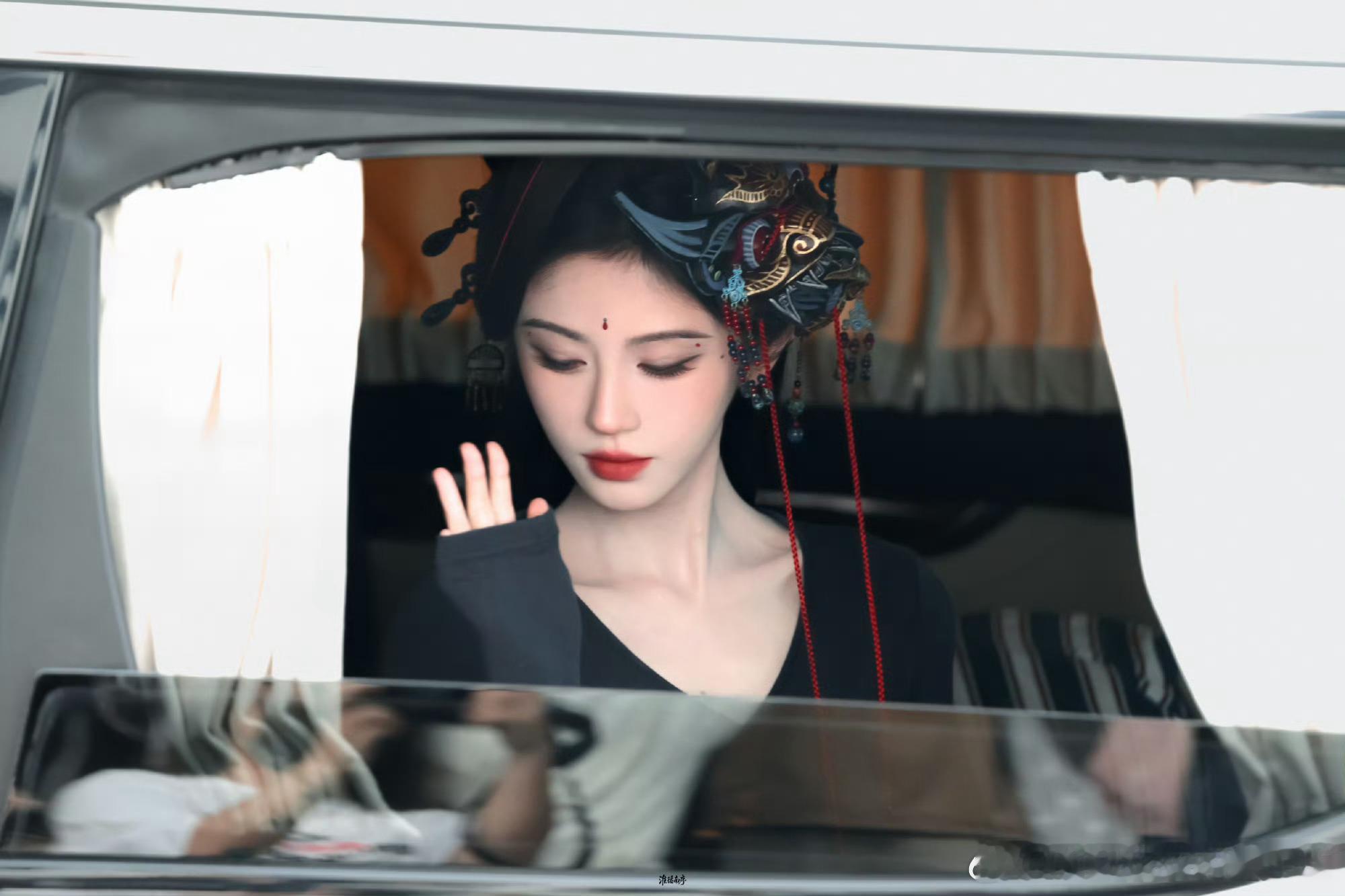鞠婧祎完全不给代拍好脸色酷飒鞠婧祎，鞠婧祎分得清代拍和粉丝，避开代拍，只对真心粉