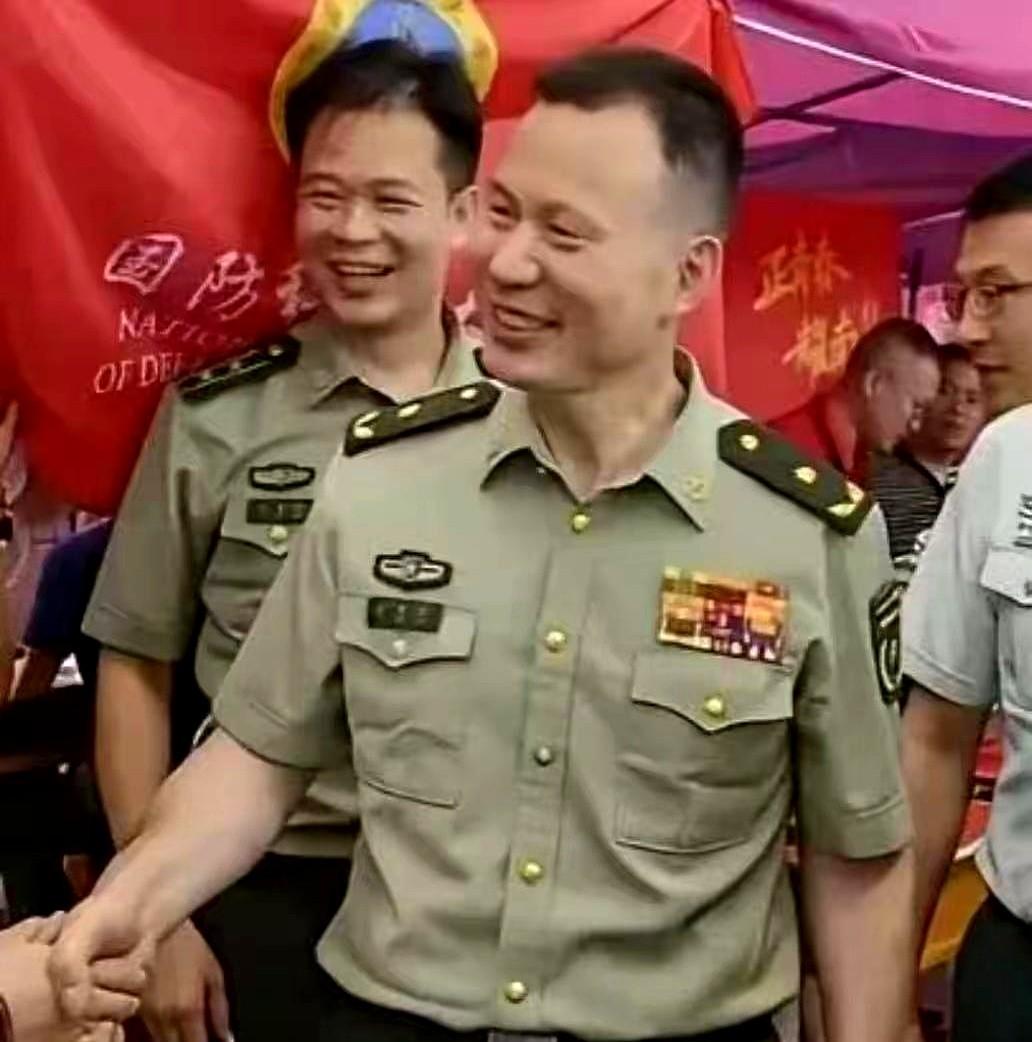 国防科大此次人事调整格外引人关注。
新校长雷勇军跳过所有仪式，第一时间就扎进长沙
