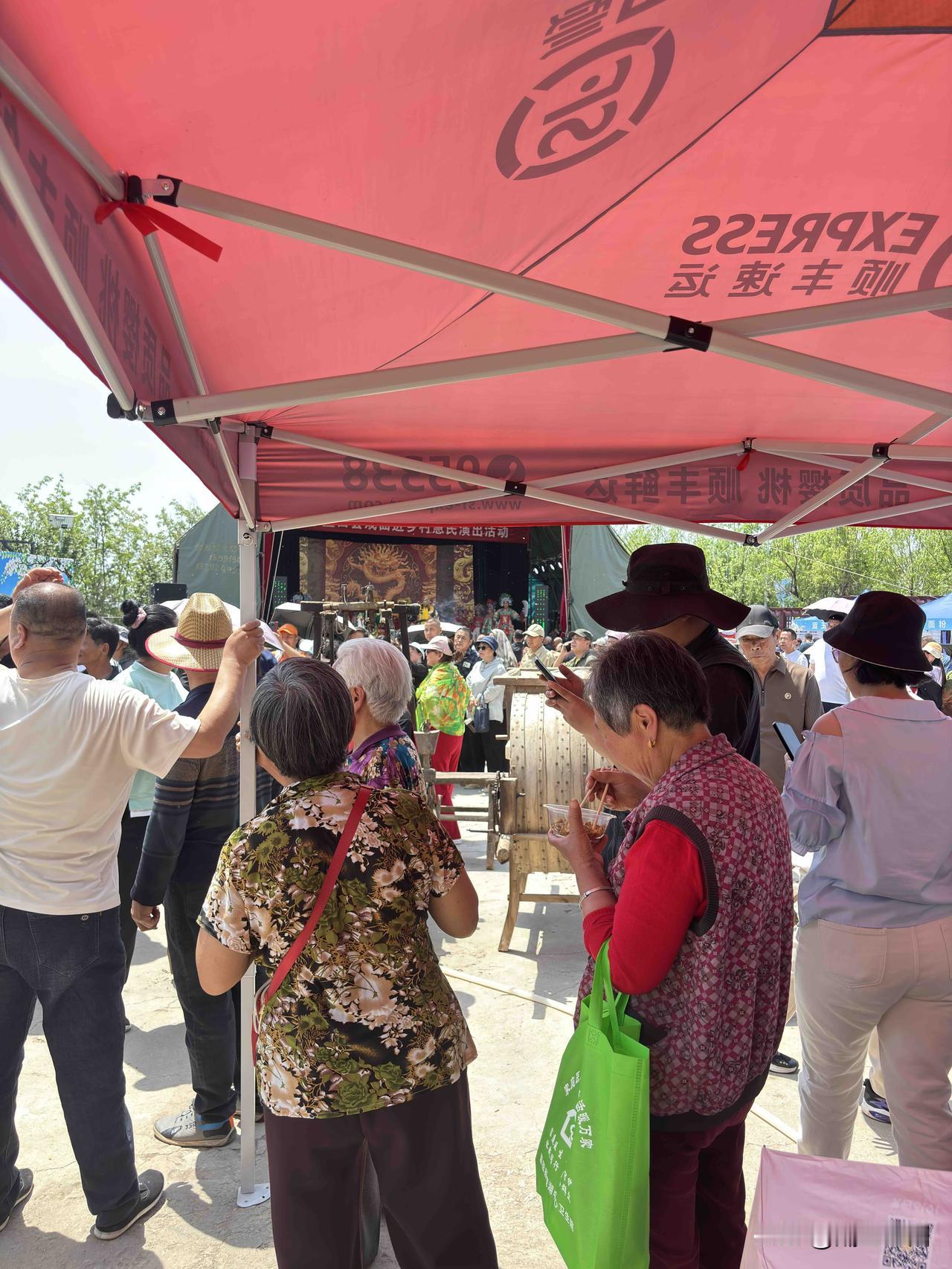 蓝田里峪湾村今天热闹非凡，这里举办槐花节，现场看到强强书记给大家准备的槐花饭，免