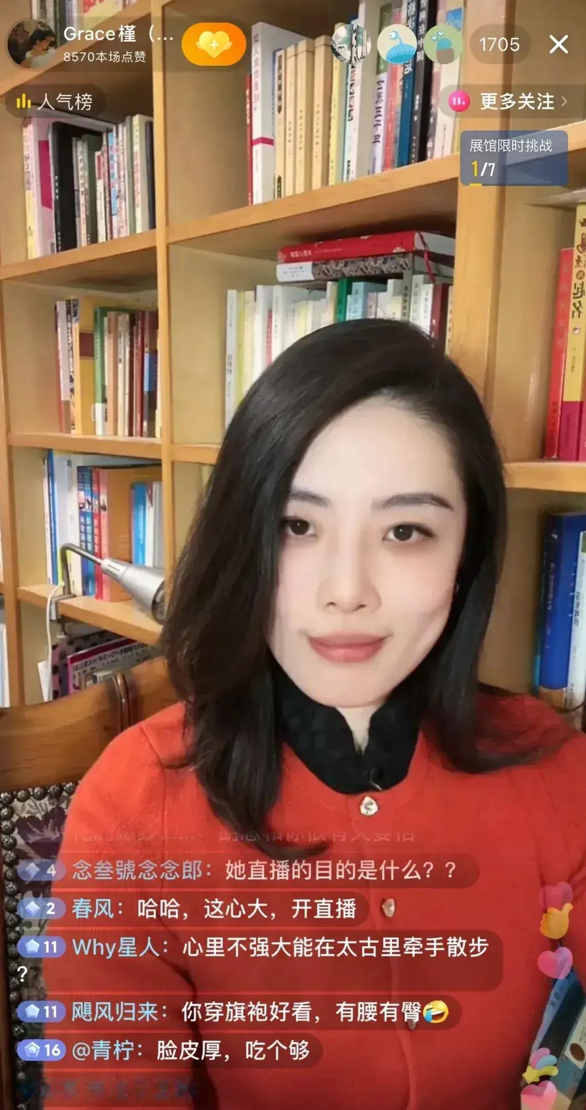 被中石油胡总牵手的美女同事董小姐，不愧是奋进中的小三！凭太古里街拍一举成名后，不