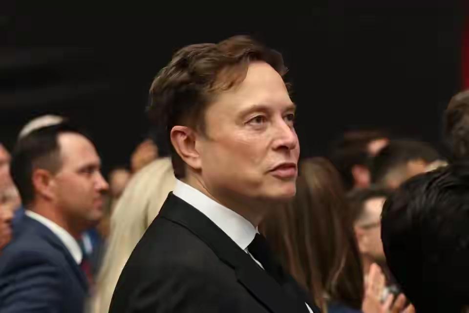 马斯克一句“这是假的”就想撇清爱泼斯坦？
这事根本没表面那么简单
更像是场被政治