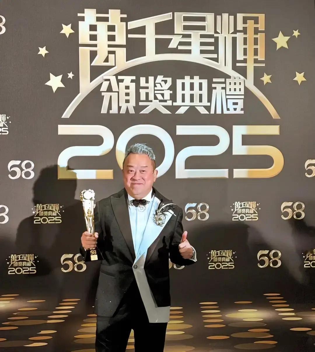 曾志伟嘴大，不是天生，是家底给的底气。
 
他爸曾启荣，当年香港四大探长之一，黑