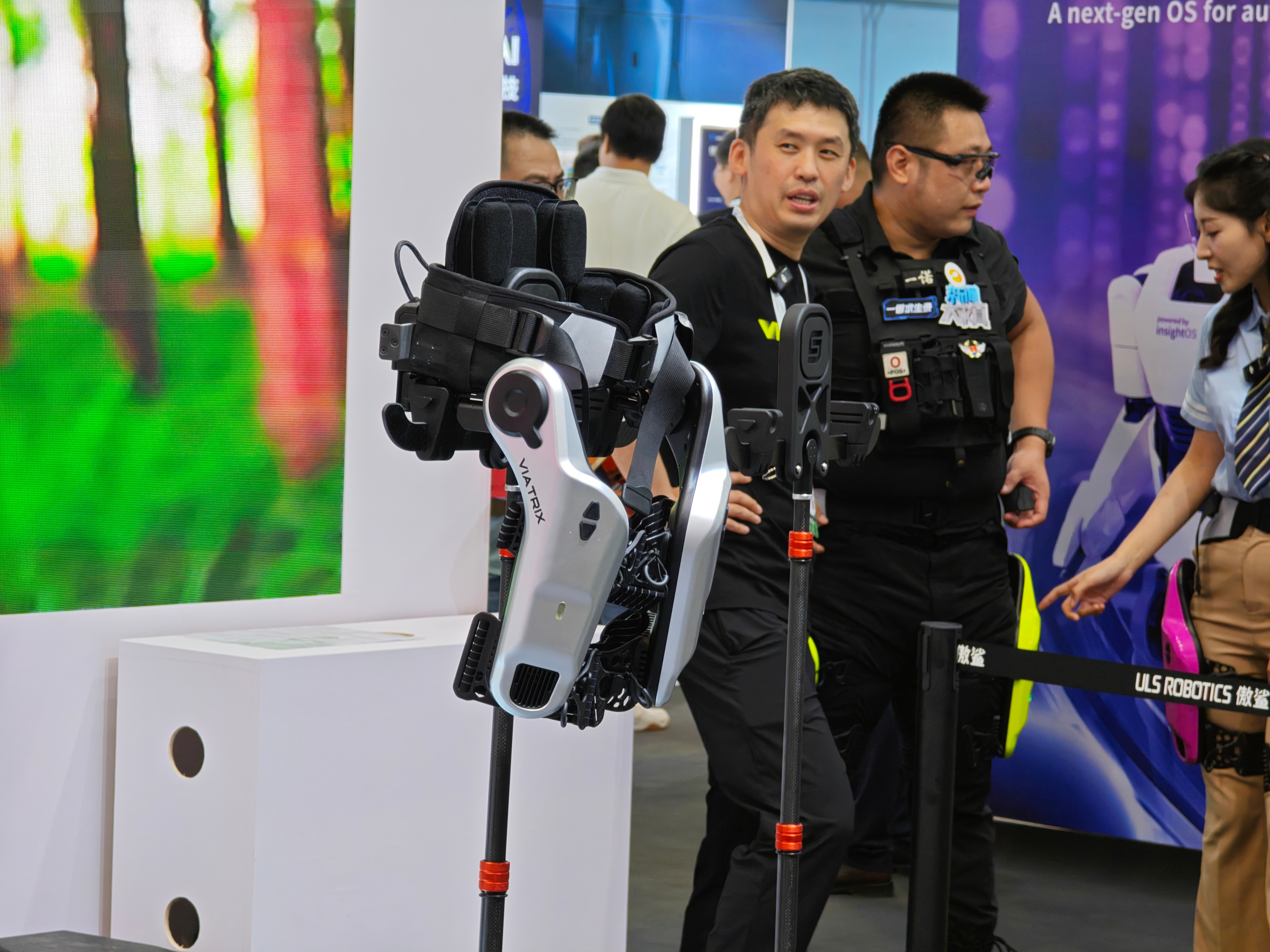 WAIC2025 傲鲨外骨骼机器人 VIATRIX有点意思，现场体验的人不少，主