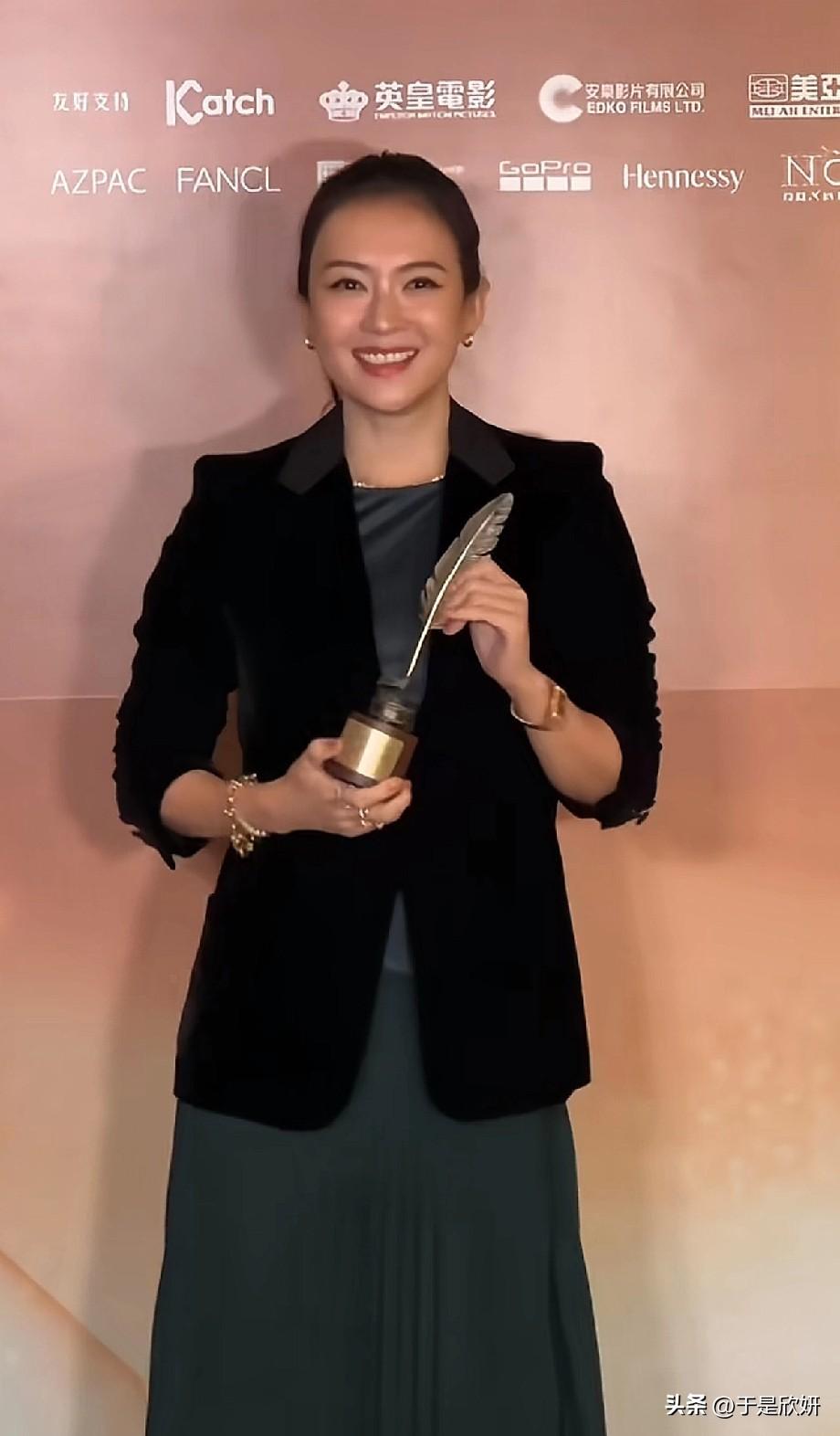 47岁的章子怡，又在香港拿奖了！✨
 
3月10日，香港电影编剧家协会春茗晚宴上