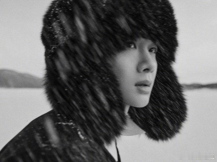 白敬亭活动图也离不了帽子微博之夜大棉帽一整个戳中审美，从私下到活动，帽子永远是小