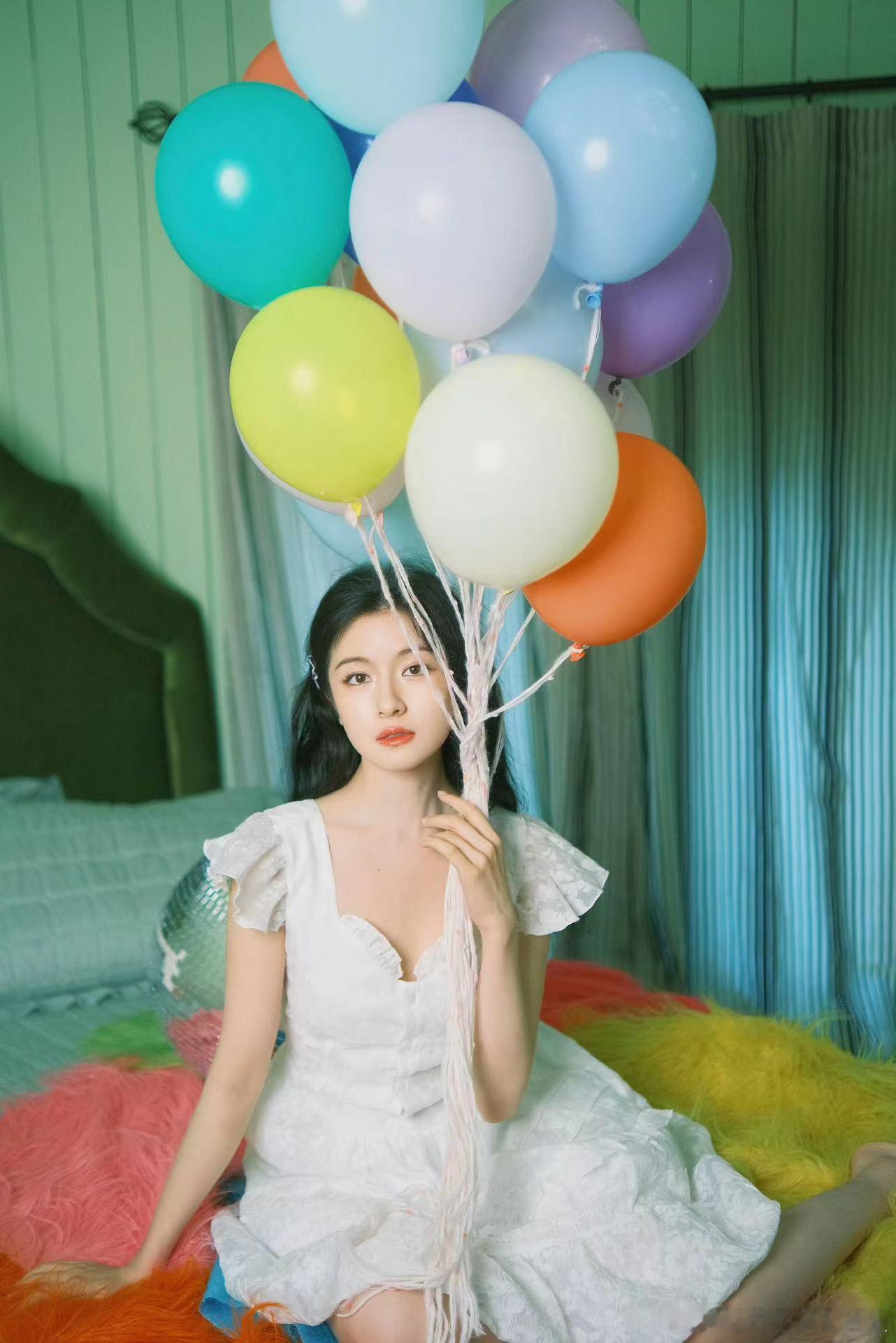 #李兰迪小白裙生日写真##李兰迪生日大片#李兰迪小白裙生日写真，好甜美好清纯，[