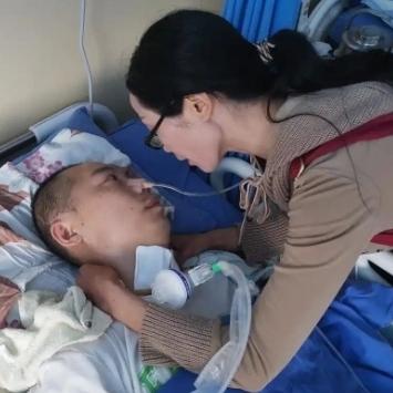 爱能抵万难！河南开封，一个妻子竟然每天都把丈夫的脚套上塑料袋，然后用嘴去咬他的脚