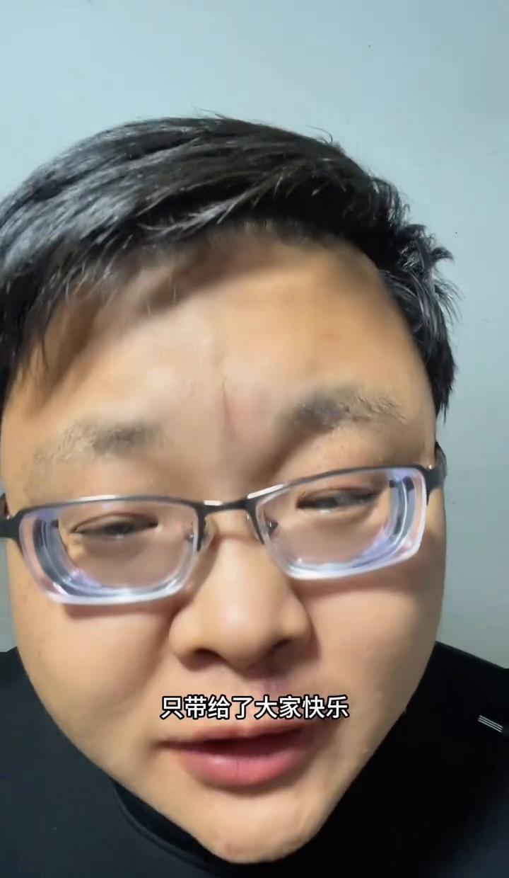 冯老师坐拥2000万粉，却硬是不开橱窗，不带货。
这年头，不捞钱的艺人简直比熊猫