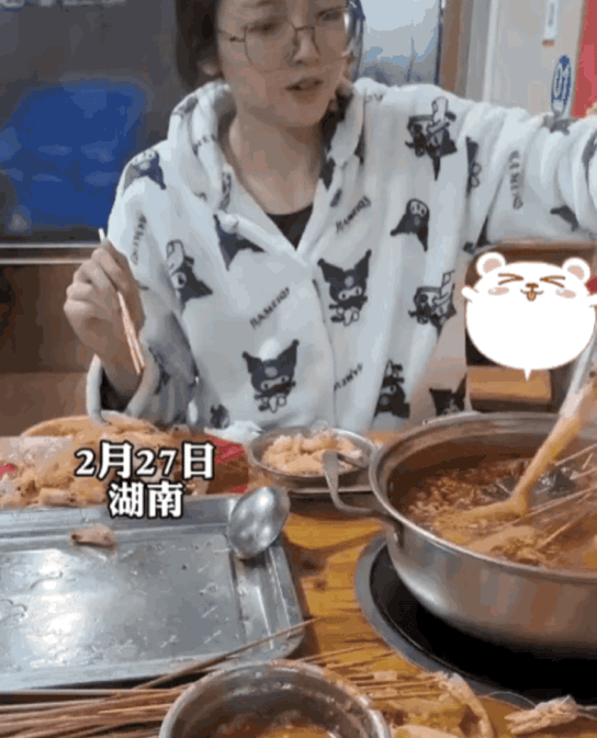 1 天呐！能娶这样老婆真是好福气！
2 这男的是什么来头？这么受欢迎？
3 原来