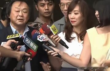 他是谁？
他是我国台湾省著名的说唱歌手王世坚，其代表性作品《没出息》风靡全岛。他