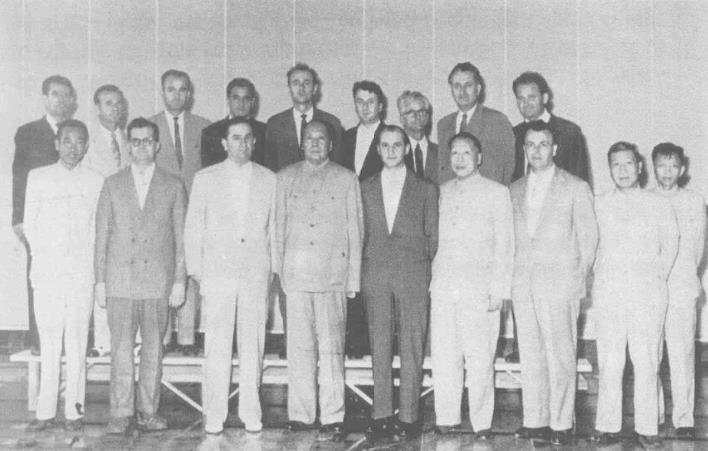 1966年5月10日伍修权(前排右四)陪同毛泽东(前排左四)接见阿尔巴尼亚领导人