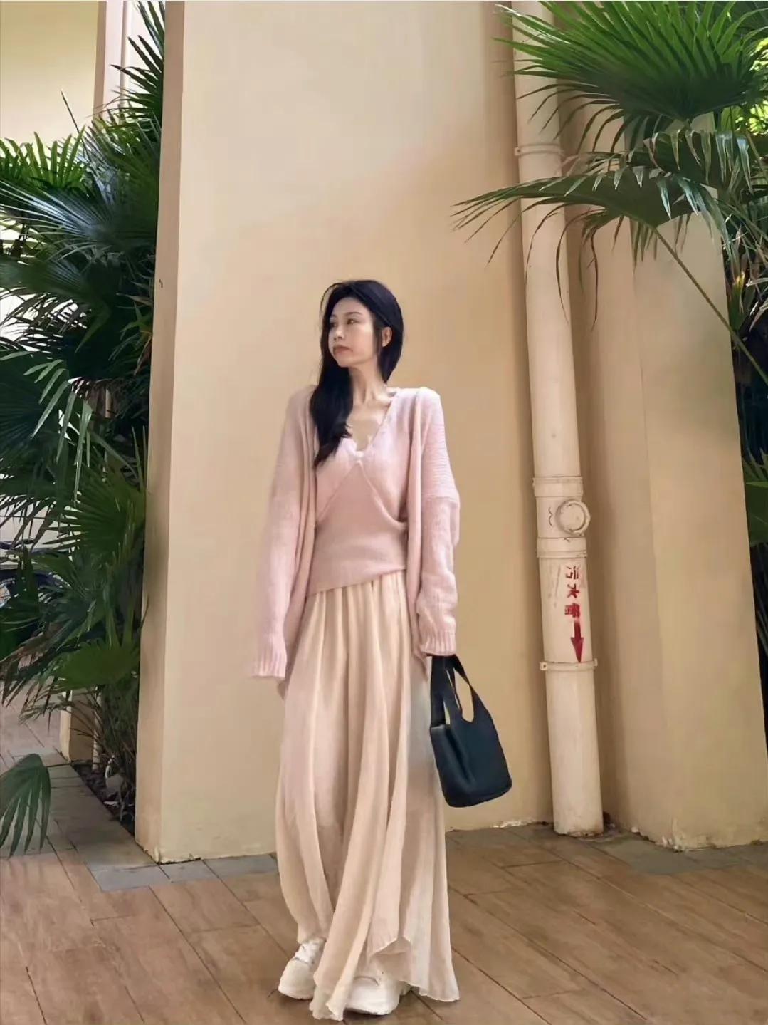 很多人认为慵懒风穿搭就必须是搭配一些松松垮垮的单品，其实这话没错但也不全对，在秋