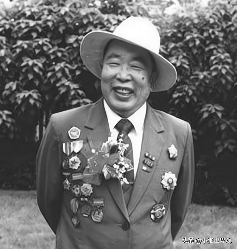 1951年10月，飞行员华龙毅满身鲜血靠在一块石头上，看着手提斧头围上来的陌生面