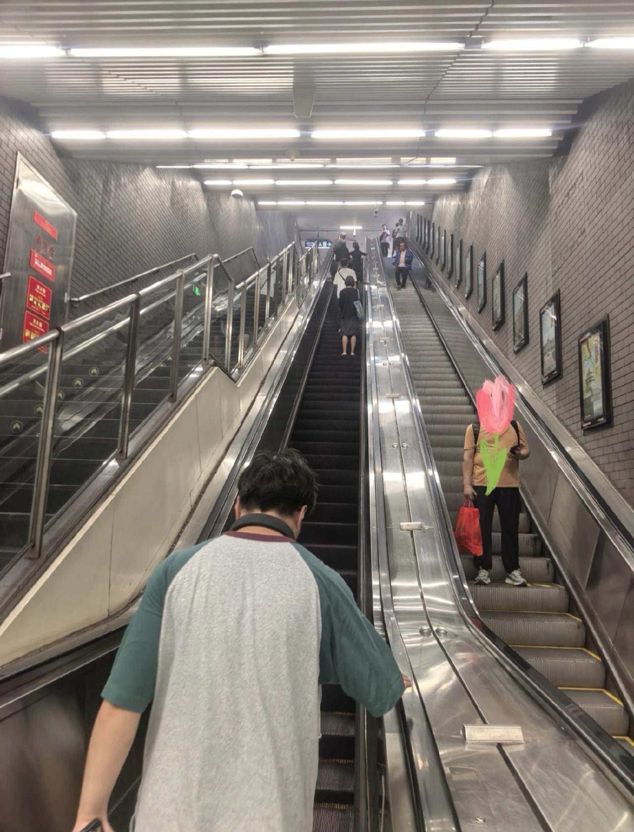 北京地铁里的电梯，这种一般我喜欢走台阶一口气跑上去，一步两个台阶那种，肯定比电梯