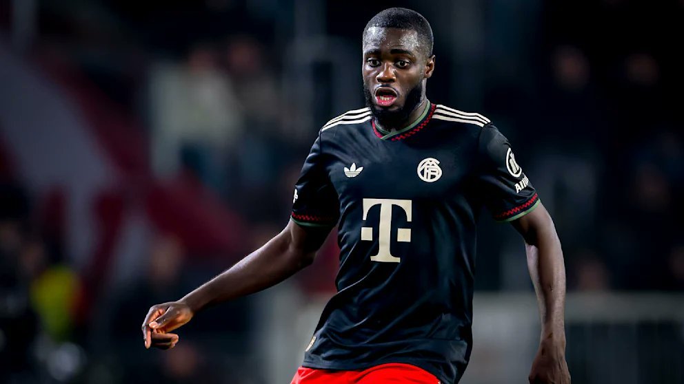 有两家俱乐部对乌帕梅卡诺表现出了浓厚的兴趣：巴黎圣日耳曼和一家英格兰俱乐部。皇家